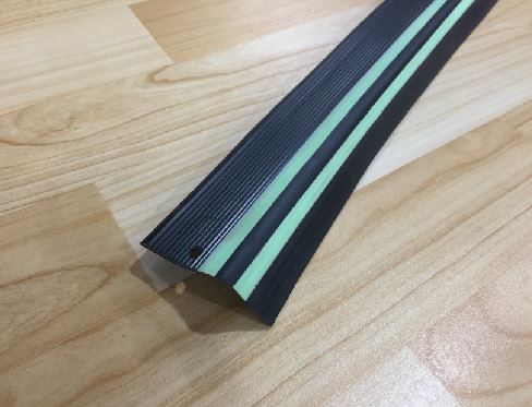 Perfil Esquinero Negro con franja luminosa Verde 4.5cm Melavinyl