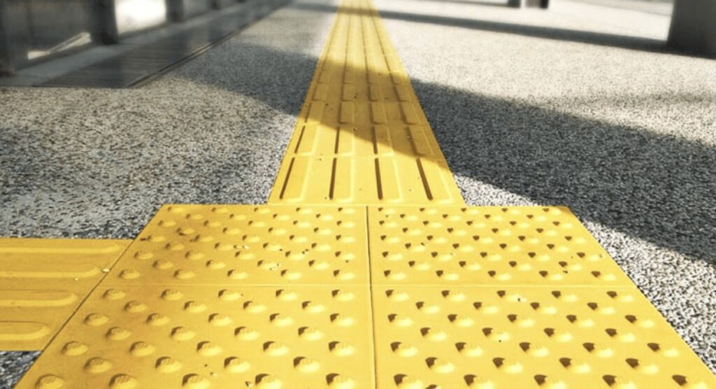 Instalación de baldosas podotactiles